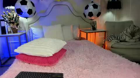 nicole online show from June 22, 4:14 pm