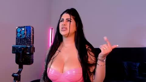 Niinarosee online show from August 1, 8:10 pm