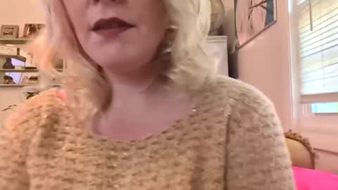 nikki32313 online show from May 10, 10:16 pm