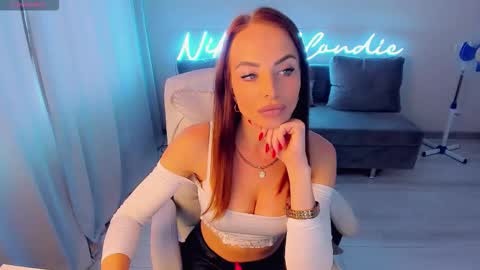 nikki_blondiee online show from October 1, 4:44 am