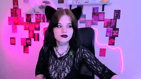 nikki_kiss_ online show from May 25, 9:15 am