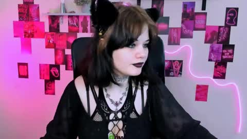 nikki_kiss_ online show from May 21, 9:16 am