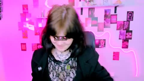 nikki_kiss_ online show from May 1, 8:52 am