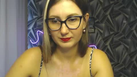 nikkikiss___ online show from June 25, 3:47 am