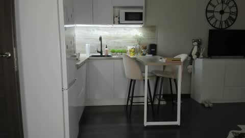 Bella online show from February 8, 8:01 pm