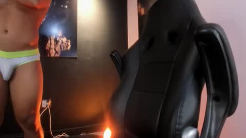 noah_black212 online show from October 21, 1:05 pm