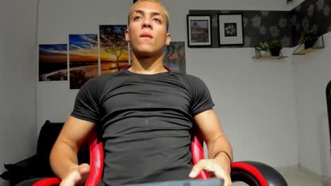 noah_flynn1 online show from November 23, 7:39 am