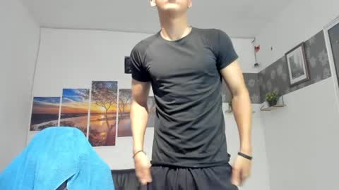noah_flynn1 online show from April 30, 8:19 am