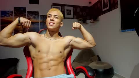 Snapshot of noah_flynn1 chatting on October 1, 6:56 am noah_flynn1 online show from October 1, 6:56 am