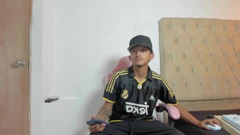 noah_jacksxn online show from May 19, 8:21 am
