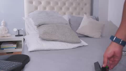 Noah Avery online show from March 6, 2:10 am