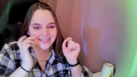 noir_ember_ online show from December 22, 12:34 pm