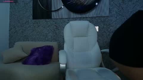 independent model online show from December 18, 5:30 pm