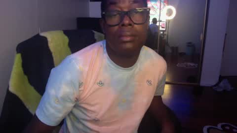 Snapshot of officialmoneyxxx chatting on December 5, 7:11 pm Money online show from December 5, 7:11 pm