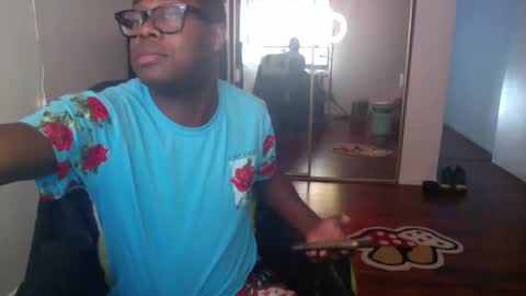 Snapshot of officialmoneyxxx chatting on December 15, 10:47 pm Money online show from December 15, 10:47 pm