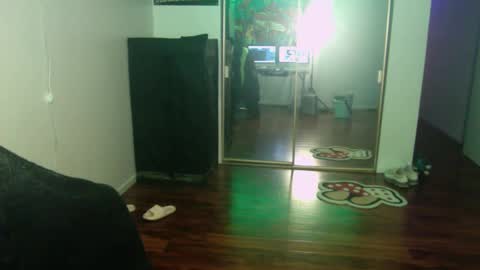 Snapshot of officialmoneyxxx chatting on December 9, 12:30 pm Money online show from December 9, 12:30 pm