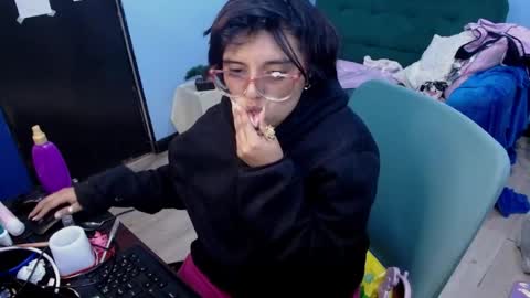 ohmysqueak online show from July 5, 3:41 pm