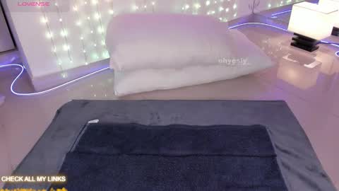 ohyesly_ online show from November 24, 10:03 am