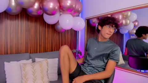 oliver20__ online show from July 1, 9:23 pm