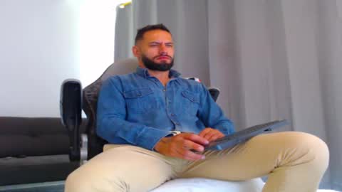 oliver online show from November 11, 2:30 pm