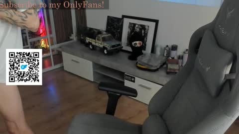 Snapshot of oliverrgroove chatting on September 19, 2:21 pm oliverrgroove online show from September 19, 2:21 pm