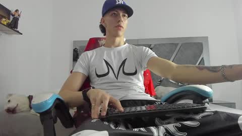 oliverthompson_01 online show from February 7, 3:34 am