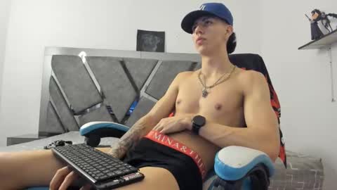 oliverthompson_01 online show from January 16, 7:49 am