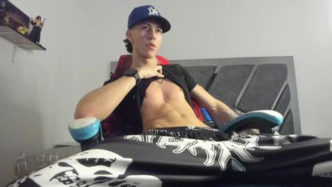 oliverthompson_01 online show from February 8, 6:12 am