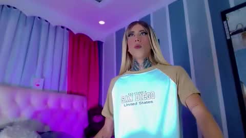 oliviahot01 online show from April 25, 1:41 am