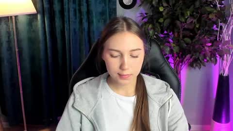 olivialangs online show from March 23, 11:15 am