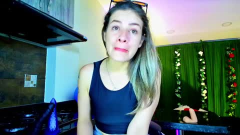 Snapshot of oriana_thomson2 chatting on February 4, 11:59 pm Oriana online show from February 4, 11:59 pm