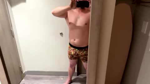 outoftown673 online show from March 18, 9:20 pm