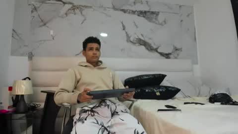 ozuna_hot_ online show from July 2, 11:37 am