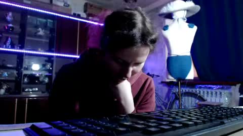 Ella online show from April 23, 10:45 am