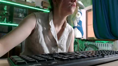 Ella online show from May 2, 6:41 am