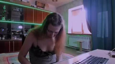 Ella online show from July 26, 2:03 pm