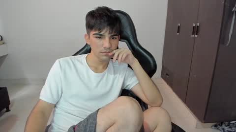 Snapshot of pakun_ chatting on December 6, 6:33 pm pakun_ online show from December 6, 6:33 pm