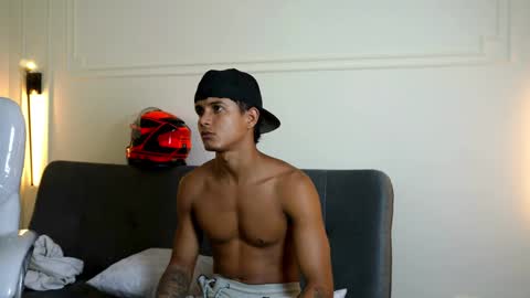 Snapshot of paradise_boy_s chatting on February 7, 3:24 am Ryan And Casper online show from February 7, 3:24 am