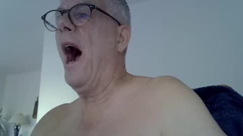 Snapshot of patrick5275 chatting on September 17, 5:55 am patrick5275 online show from September 17, 5:55 am
