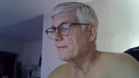 Snapshot of patrick5275 chatting on September 13, 5:21 am patrick5275 online show from September 13, 5:21 am