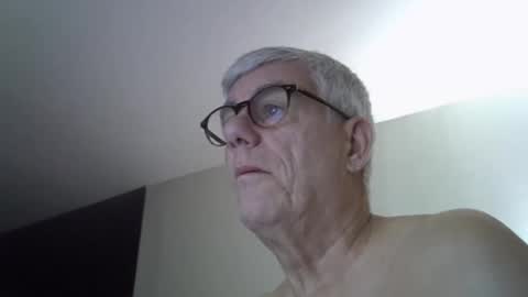 Snapshot of patrick5275 chatting on October 10, 5:35 am patrick5275 online show from October 10, 5:35 am