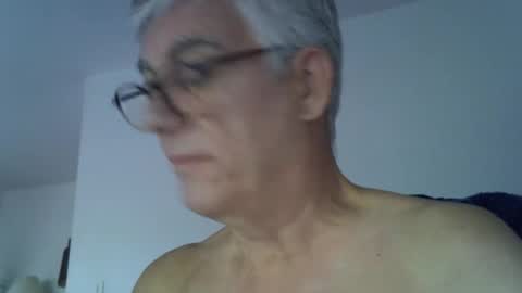 Snapshot of patrick5275 chatting on September 16, 5:32 am patrick5275 online show from September 16, 5:32 am