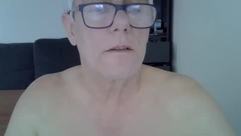 Snapshot of patrick5275 chatting on February 10, 3:42 pm patrick5275 online show from February 10, 3:42 pm