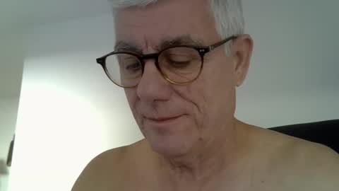 Snapshot of patrick5275 chatting on October 6, 8:21 am patrick5275 online show from October 6, 8:21 am