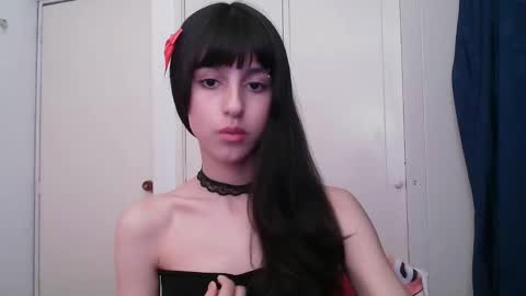 Snapshot of paulainblue chatting on December 6, 1:35 am online show from December 6, 1:35 am