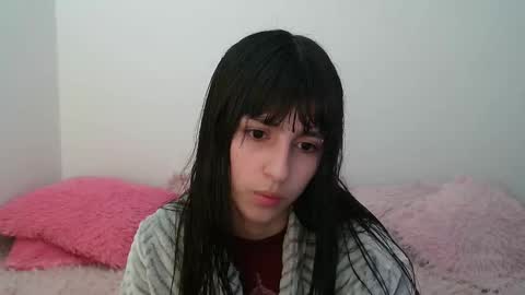 Snapshot of paulainblue chatting on February 20, 5:01 am online show from February 20, 5:01 am