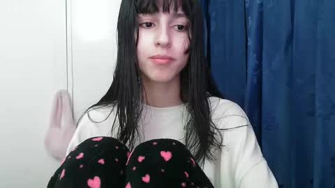 Snapshot of paulainblue chatting on December 5, 1:31 am online show from December 5, 1:31 am