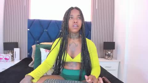 Snapshot of pauline_fox chatting on October 21, 1:54 am Pauline online show from October 21, 1:54 am