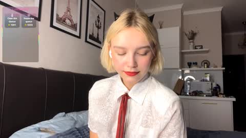 Lola online show from October 31, 4:18 pm