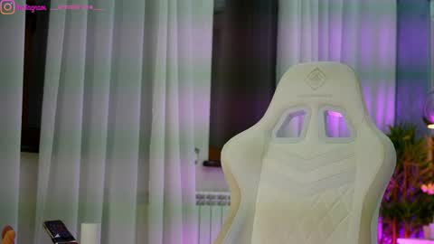 Dee online show from March 9, 8:02 pm